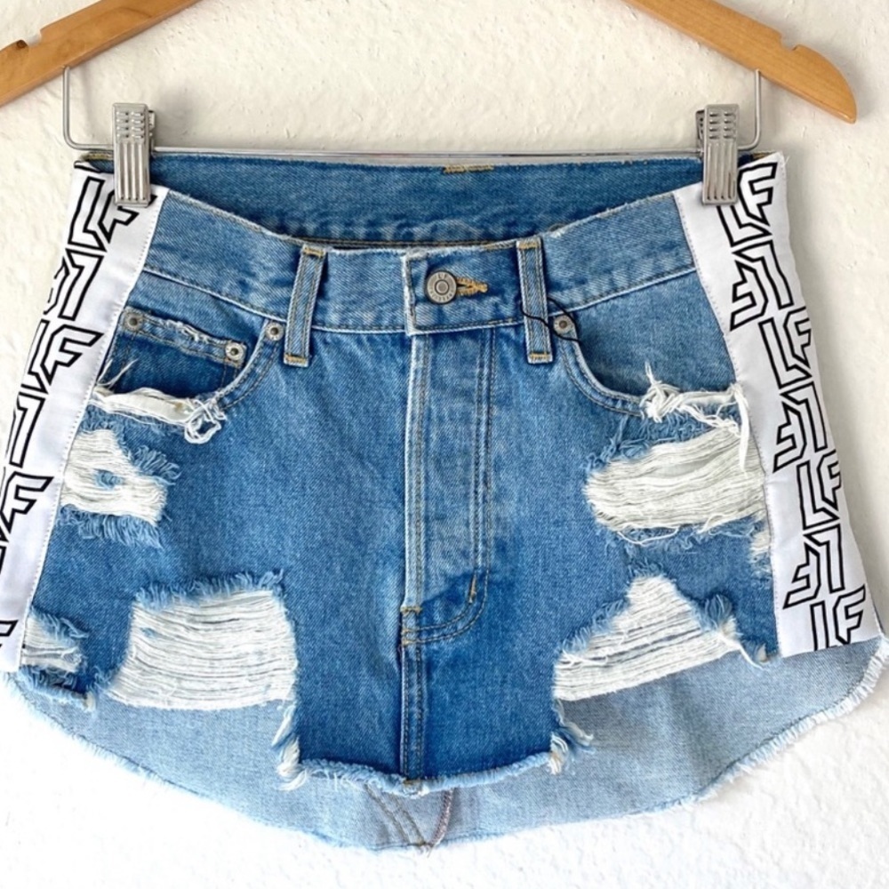 NWT Women’s LF The Brand “Adriana” Mini Denim Destroyed Skirt Size 27 $268